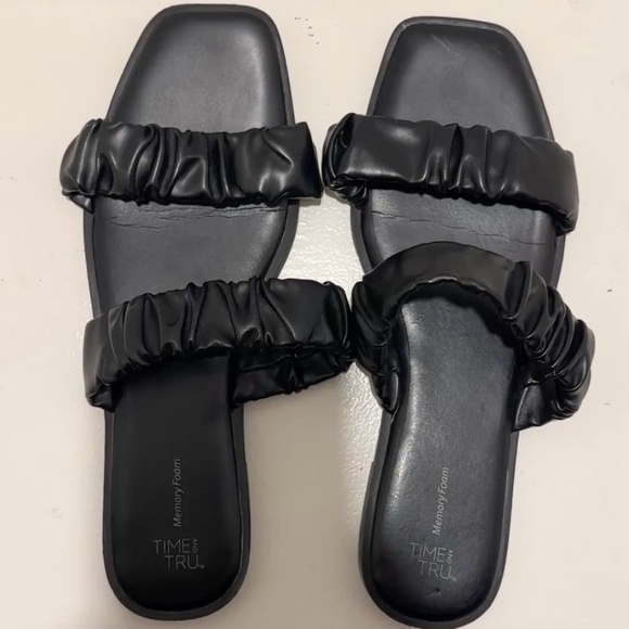 black sandals - Picture 1 of 3